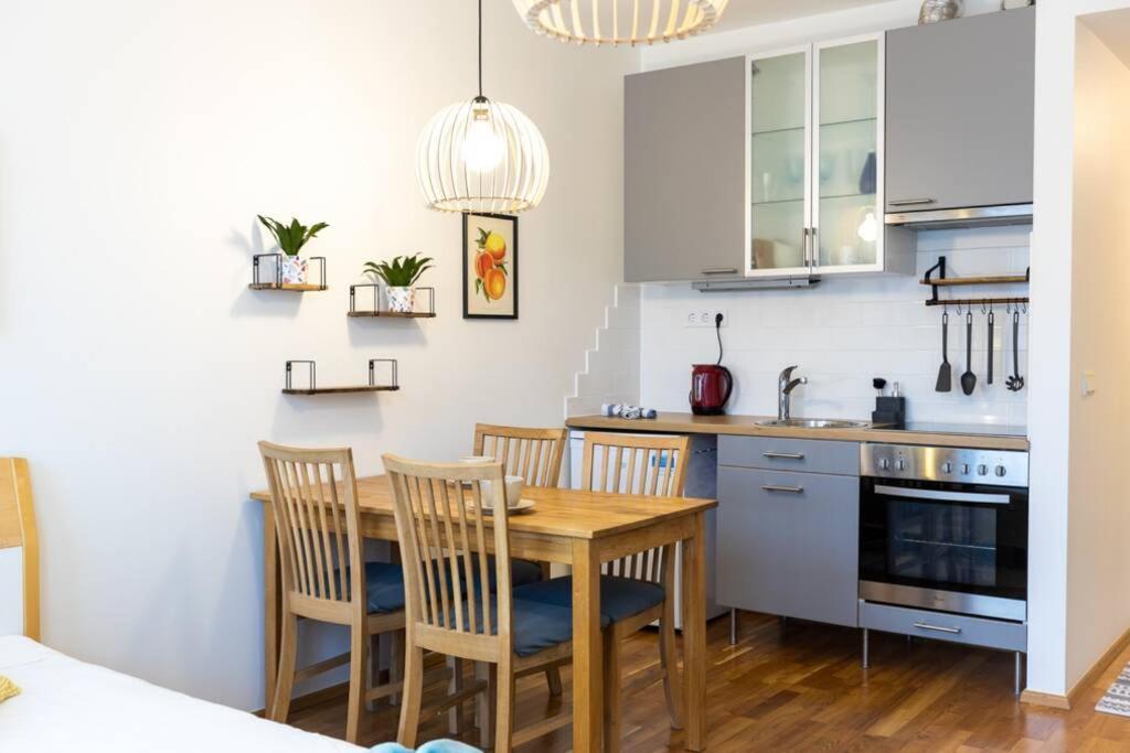 Lovely 5 Min Walk From Old Town And Seaside Apartment